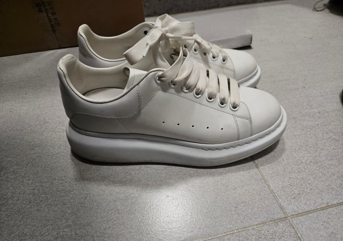 알랙산더 맥퀸 40.5(260) 올화이트 팔아요 상품이미지1