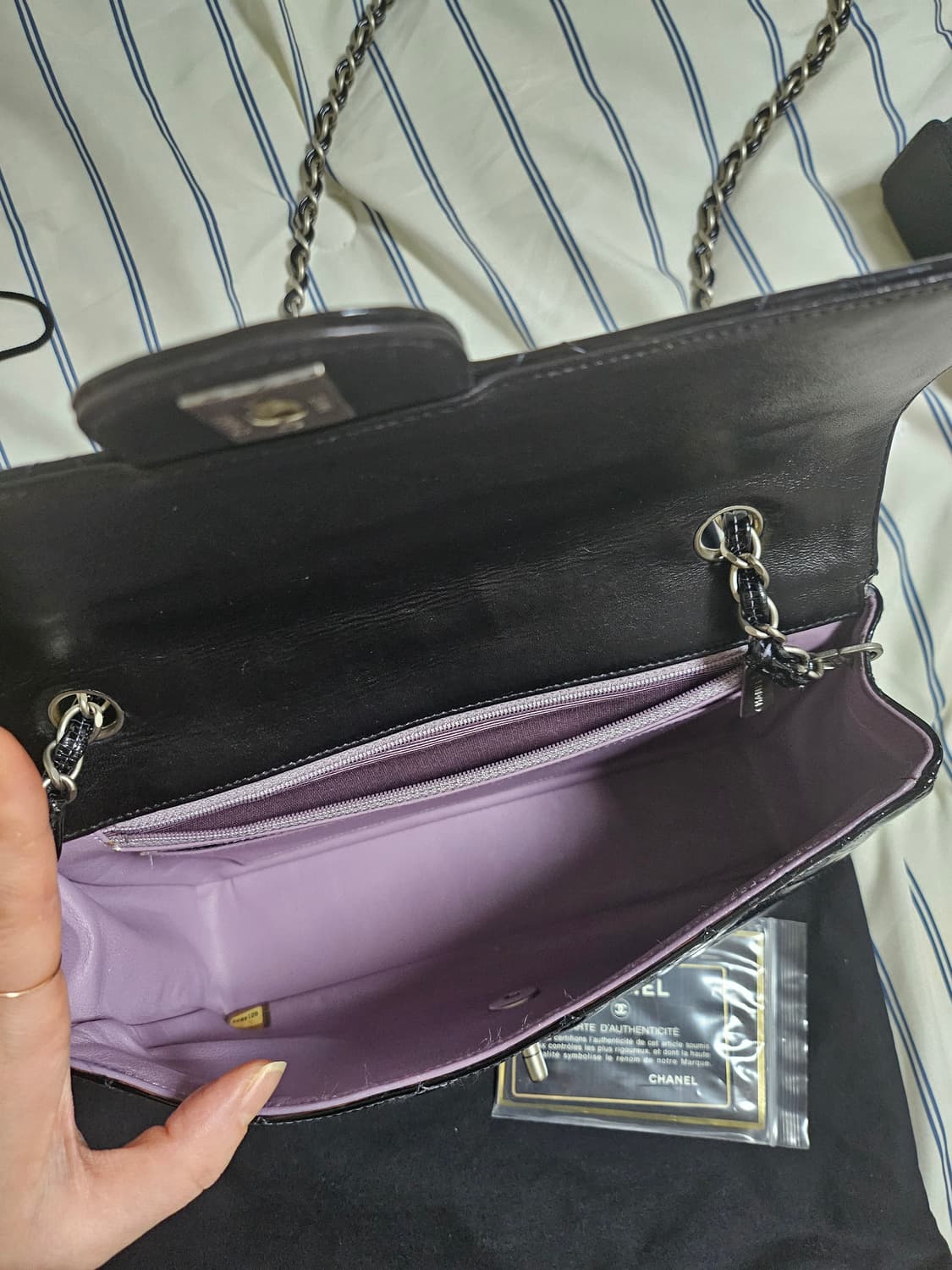 샤넬 6번대 페이던트 레더 클래식 미디엄 은장 상품이미지5