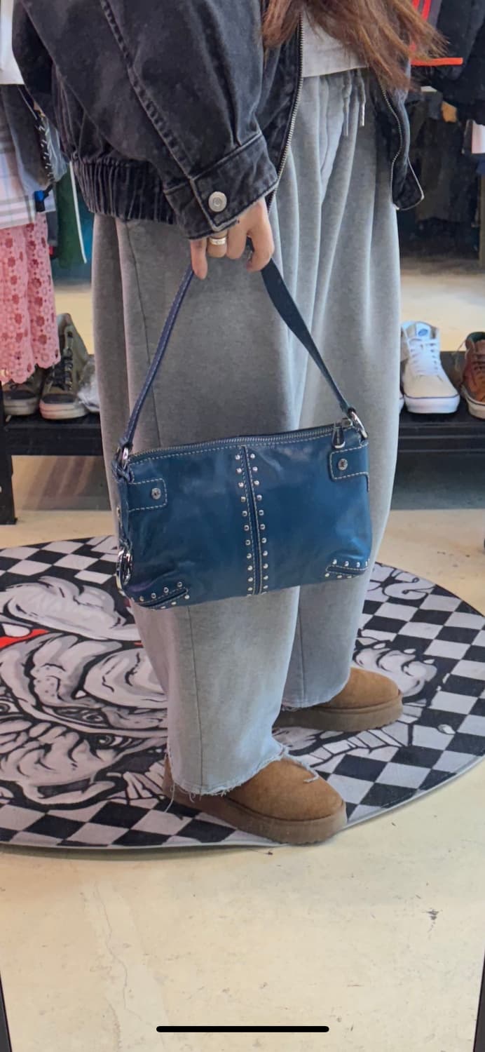 마이클코어스 아스터 스터드 숄더백 블루 상품이미지6