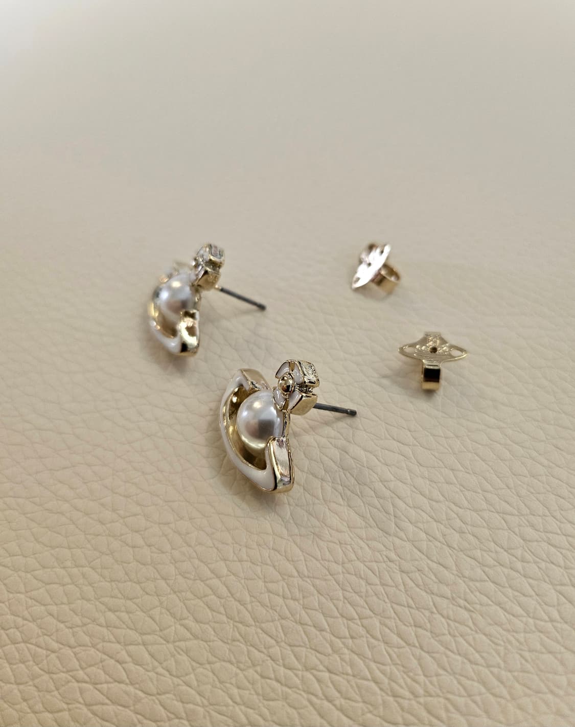 비비안웨스트우드 업사이클링 진주 화이트우주선 귀걸이 상품이미지4