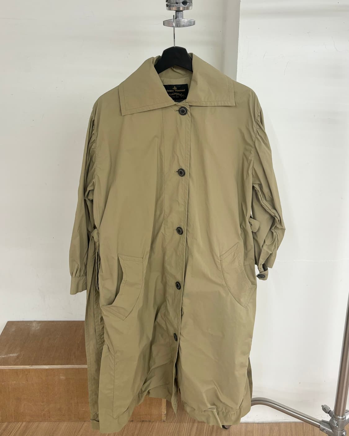 비비안 웨스트우드 카키 베이지 트렌치코트 상품이미지1