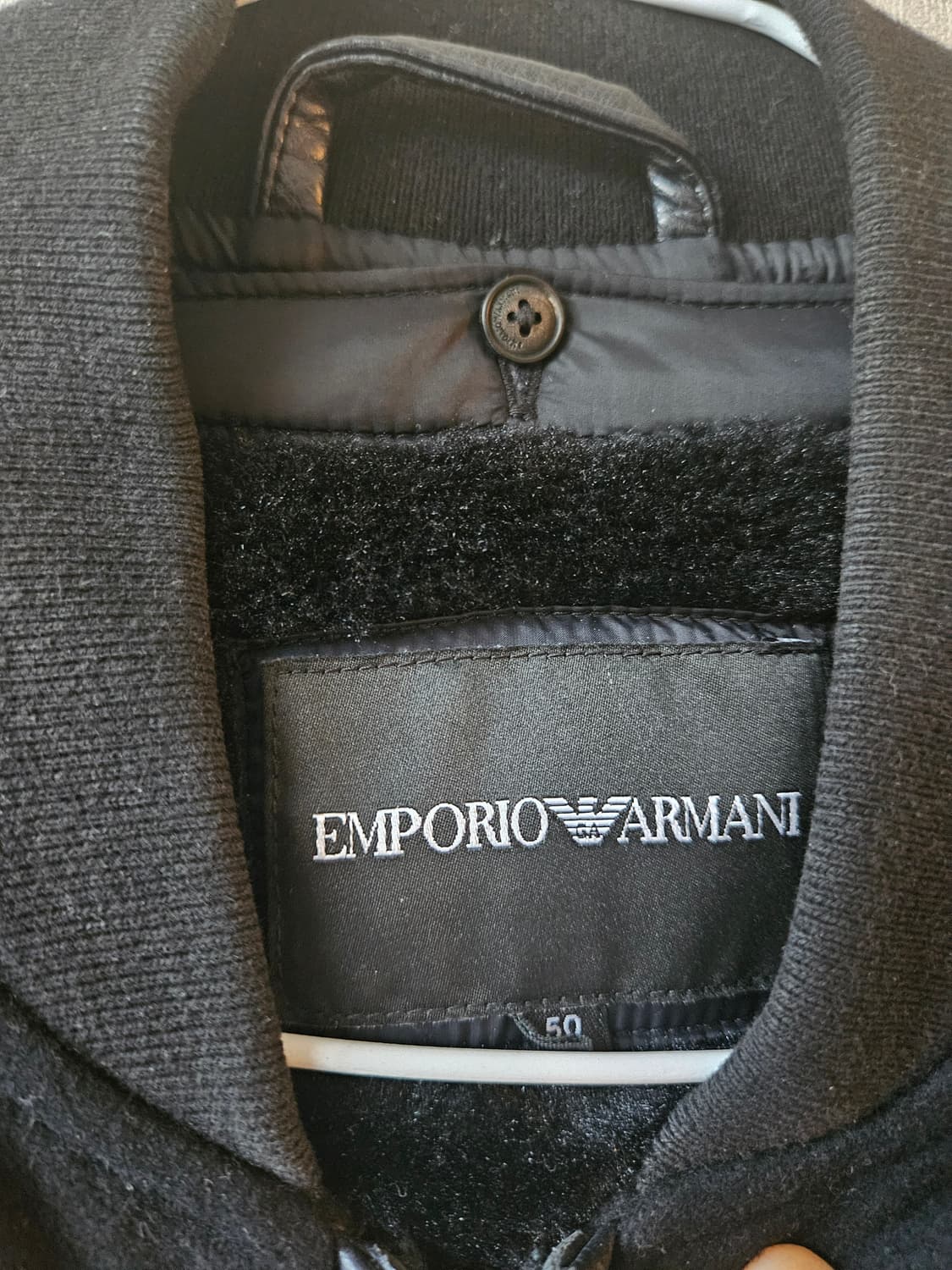 엠포리오 아르마니 블랙 가죽 배색 자켓입니다
- 사이즈는 M 입니다
-  상품이미지3