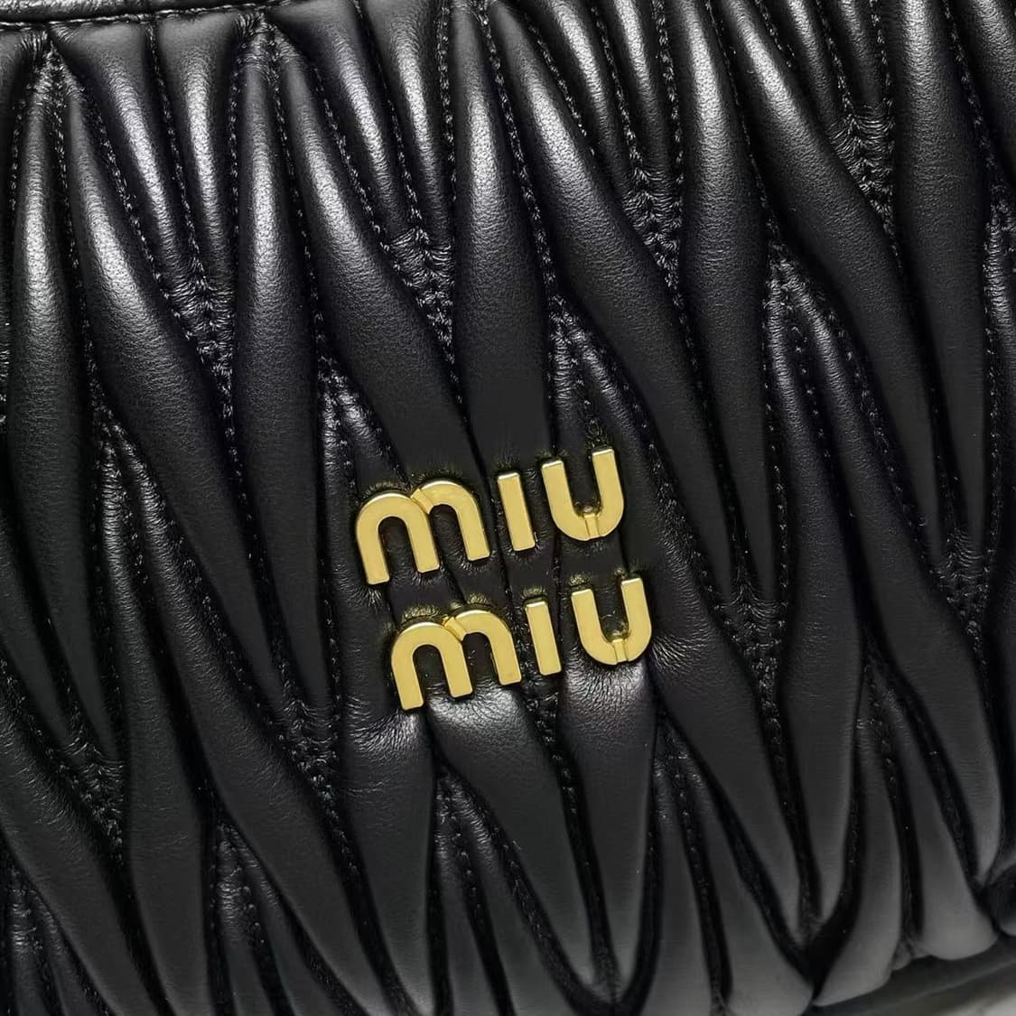 미우 미우 완더 마테라쎄 나파 레더 호보백 블랙 상품이미지6