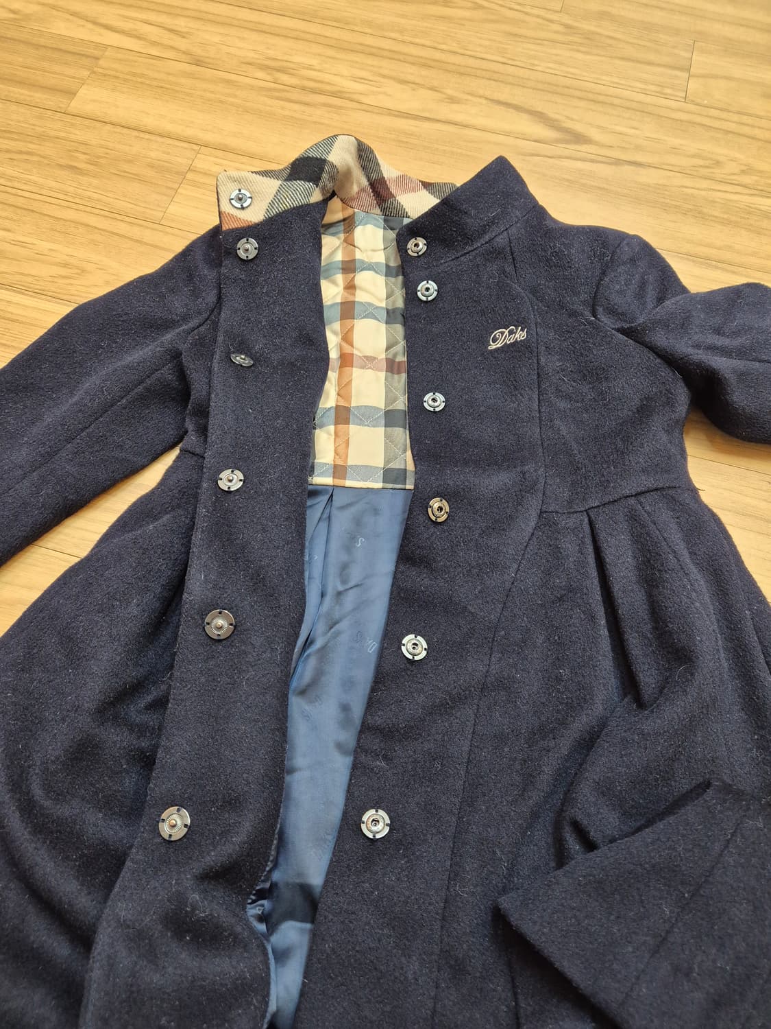 닥스 여아용 네이비 플레어 코트 120사이즈입니다. 닥스 특유의 체크무늬 상품이미지3