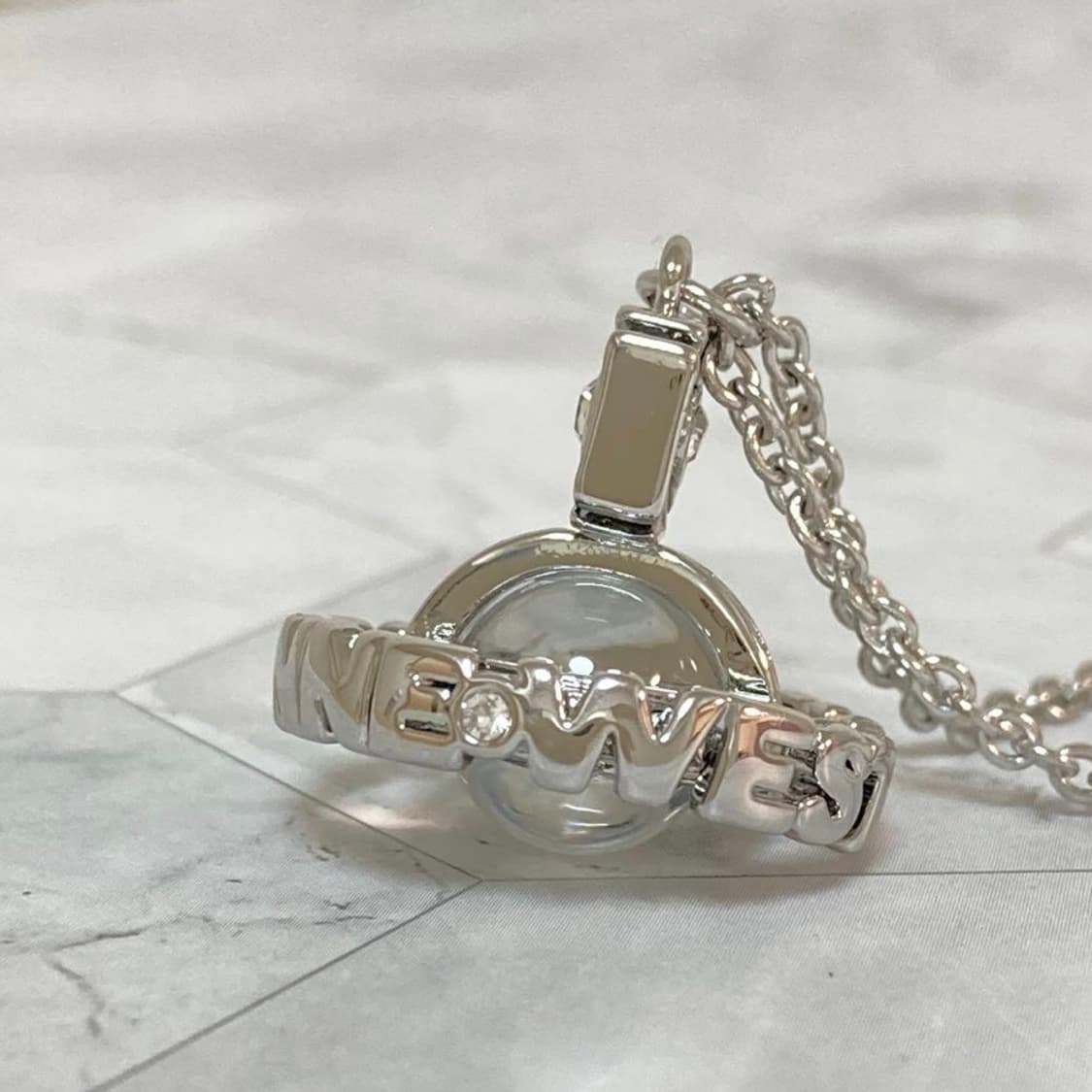 비비언웨스트우드 화이트 실버 크리스탈 3d orb 레터링 팬던트 목걸이 상품이미지3