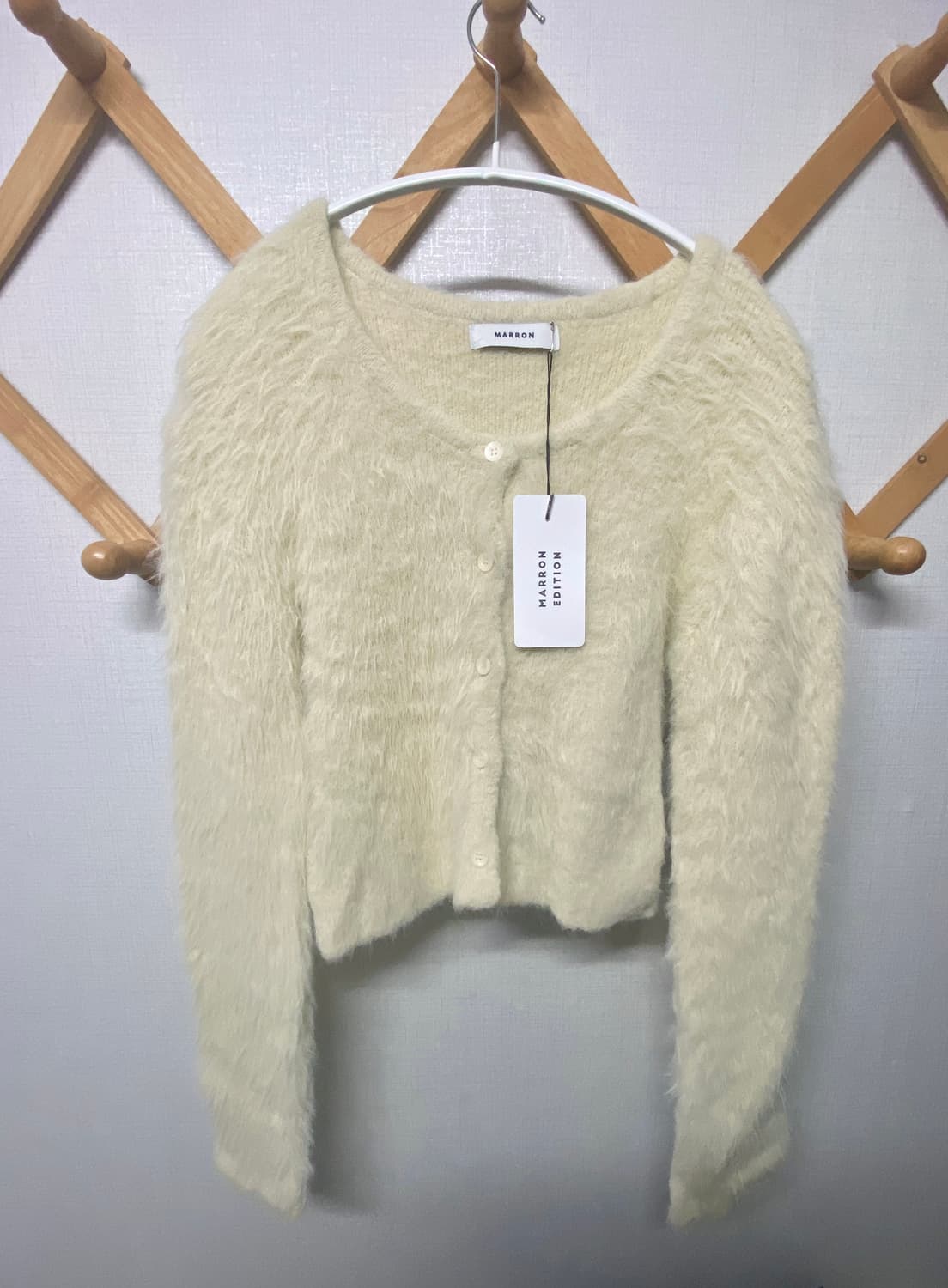 마론에디션 니트 가디건 옐로우 카리나 착용 상품이미지7