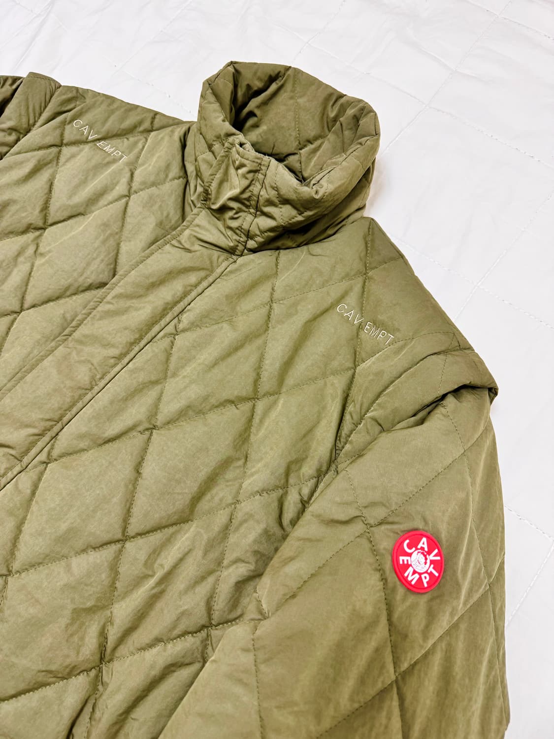 (L)카브엠트 디테치 슬리브 퀼트 자켓 올리브 상품이미지2