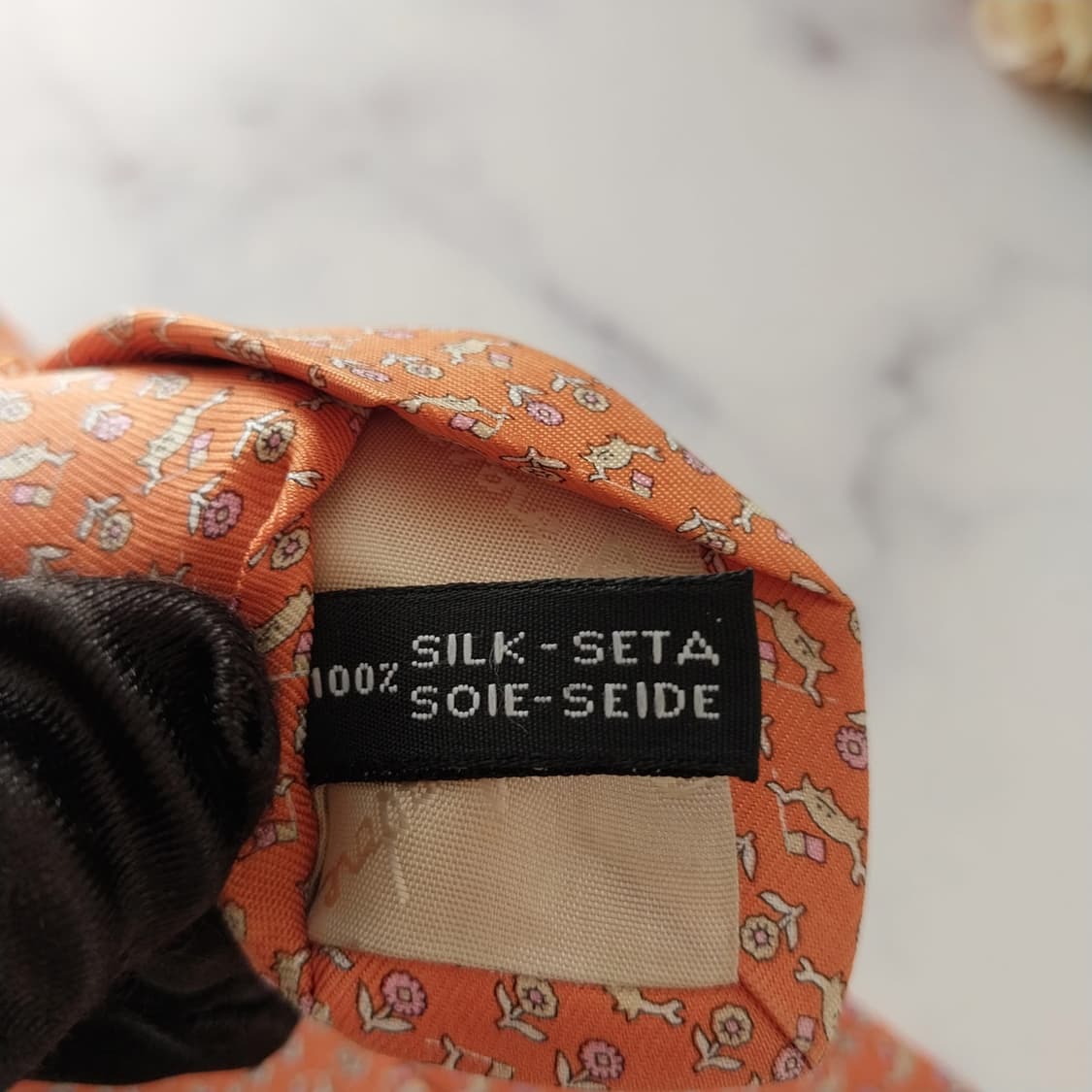페라가모 실크 오렌지 플라워&크랩 넥타이 8.1cm A등급 K1505
 상품이미지9