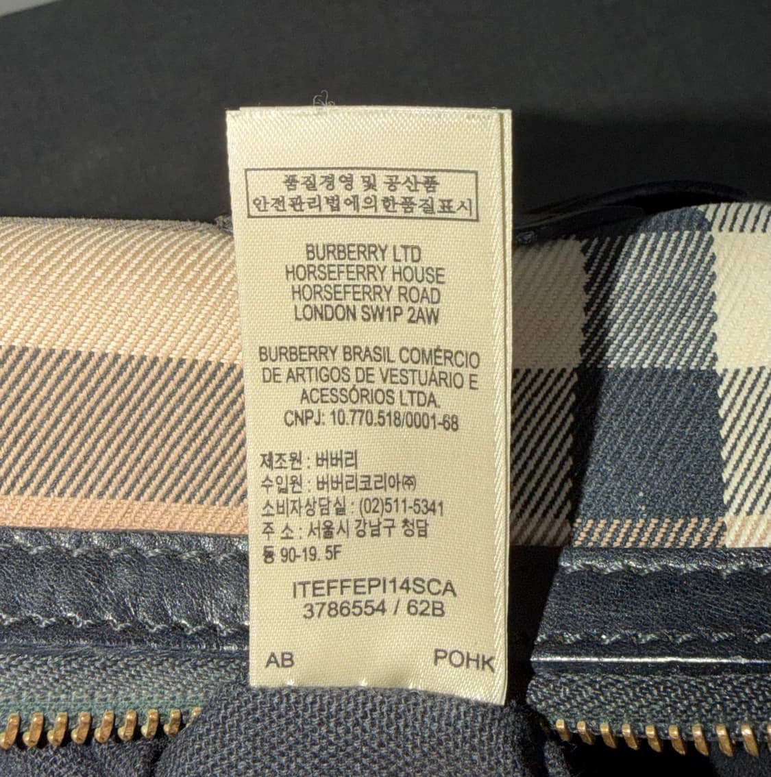 버버리 체크 패턴이 돋보이는 클래식 핸드백입니다. 상품이미지7