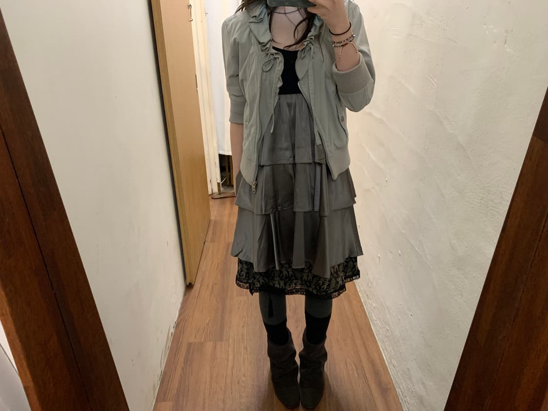 띠어리 슬리브리스 미니 원피스 러플 레이어드 디테일 블랙 카키 상품이미지3