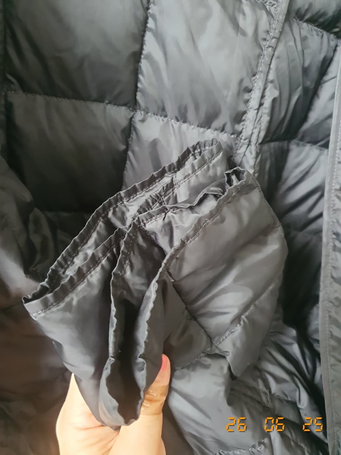 띠어리 정품 퀼팅 패딩 S 블랙(목에 패딩 목도리 탈부착 가능) 상품이미지5