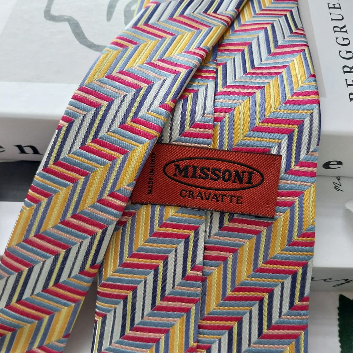 미쏘니 실크 옐로우&핑크 헤링본 넥타이 9.5cm A+등급 K1274
 상품이미지6