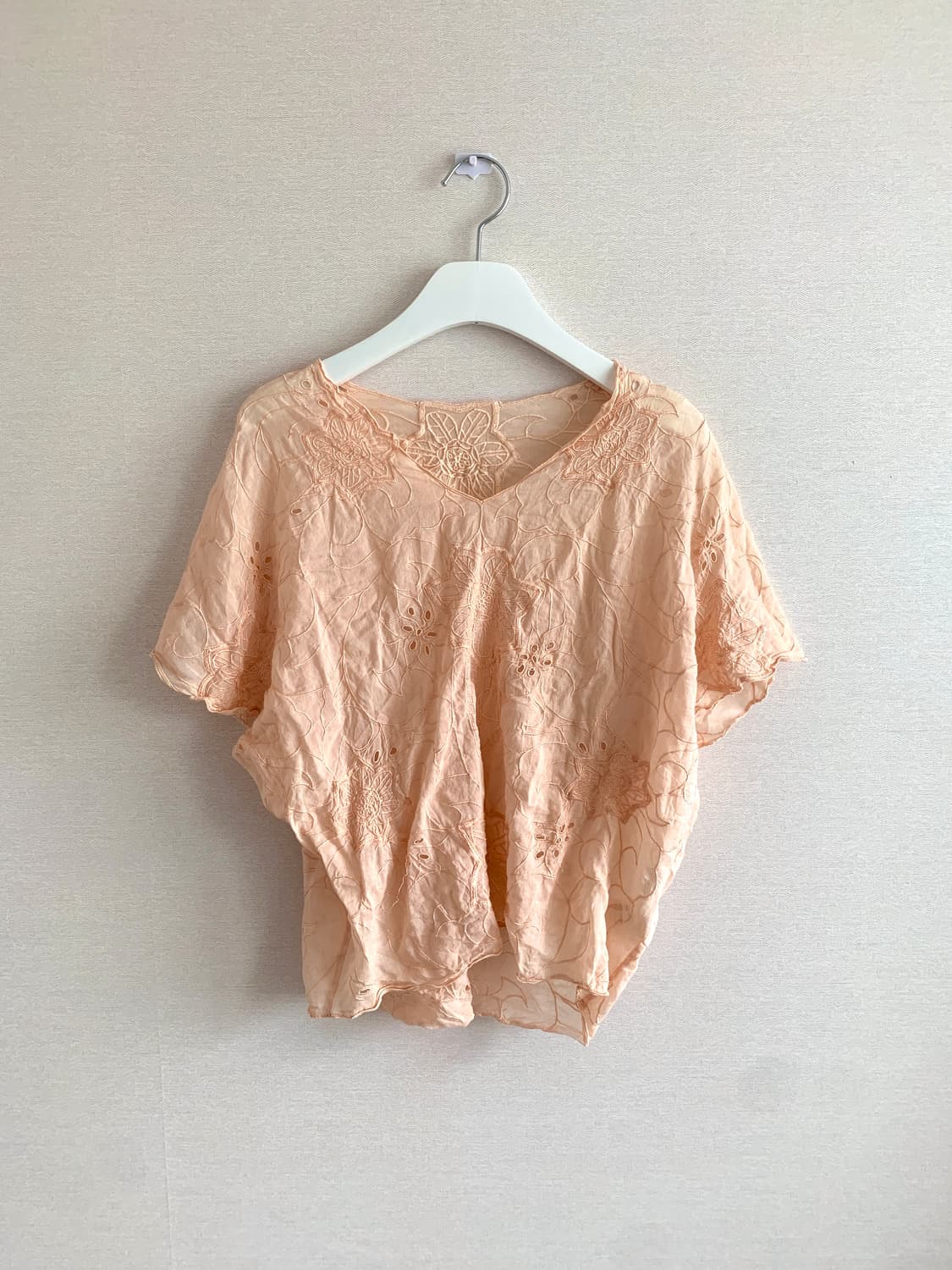애프리콧 코랄 자수 브이넥 블라우스 상품이미지1