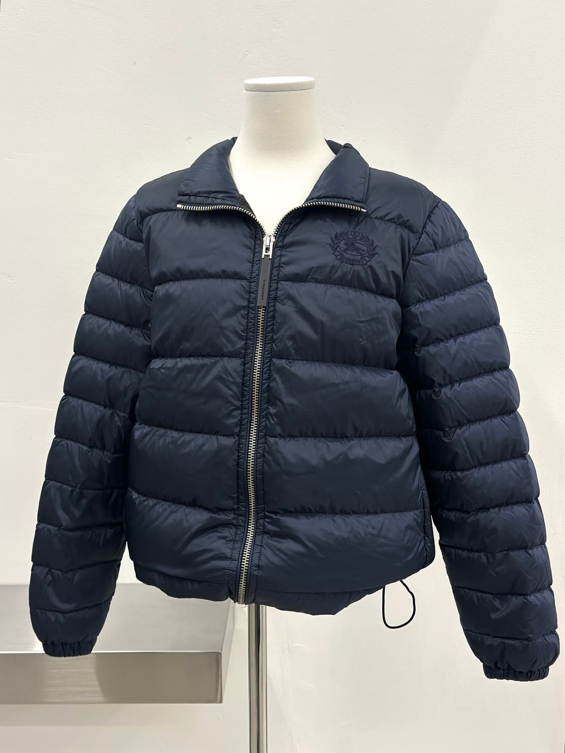 버버리 크레센트로고 네이비 경량 패딩  상품이미지1