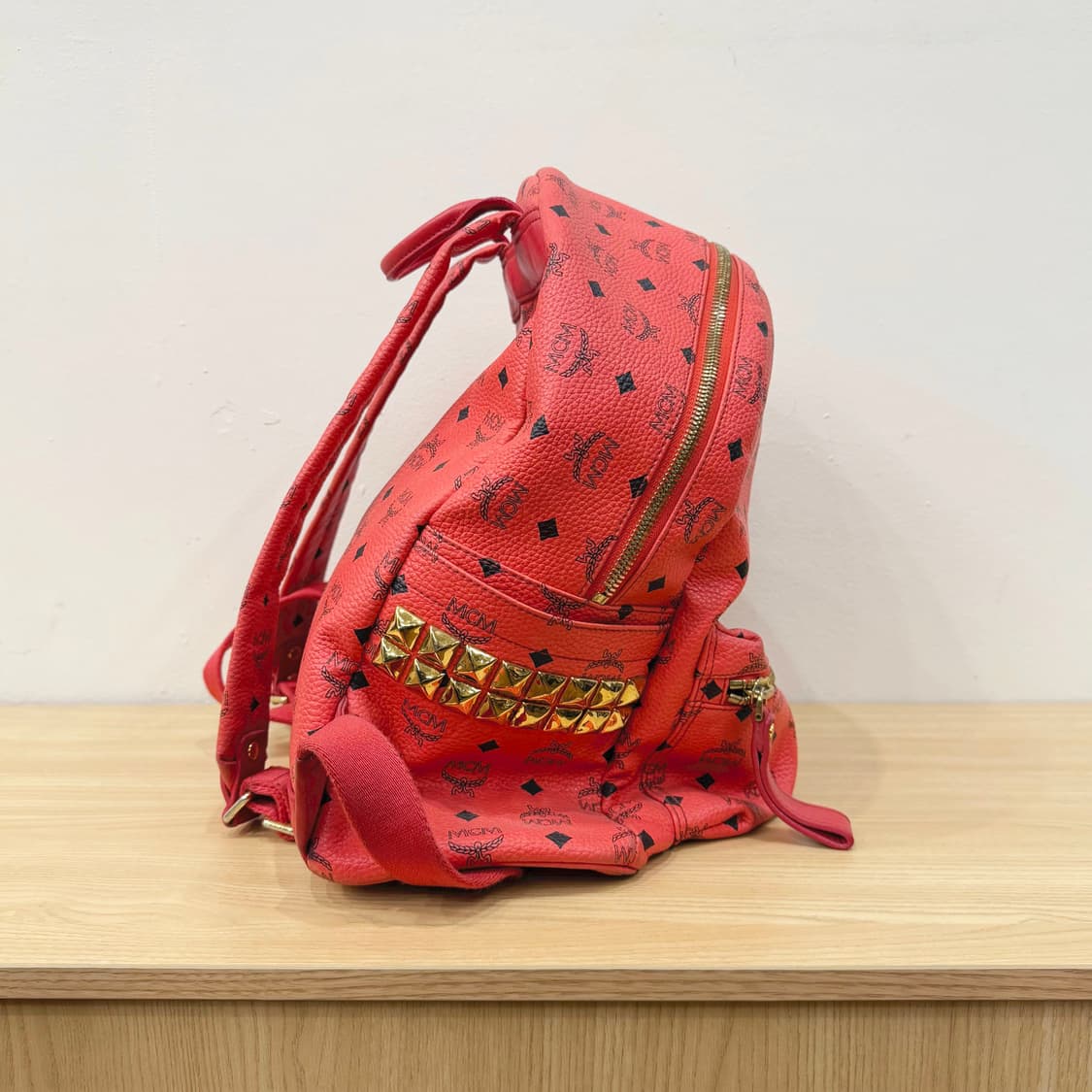 MCM 미니 백팩 모노그램 패턴 스터드 지퍼 포켓 디테일 레드 상품이미지3
