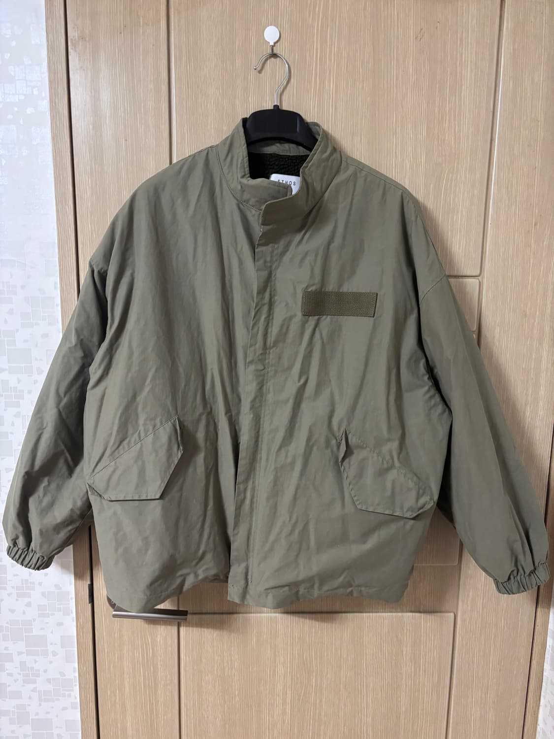 ETHOS 에토스 스탠드넥 카키색 점퍼 상품이미지1