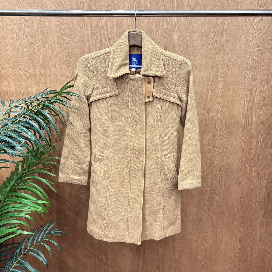 버버리 블루 라벨 카라넥 코트 배색 스냅 플랩 디테일 레귤러핏 베이지 상품이미지1