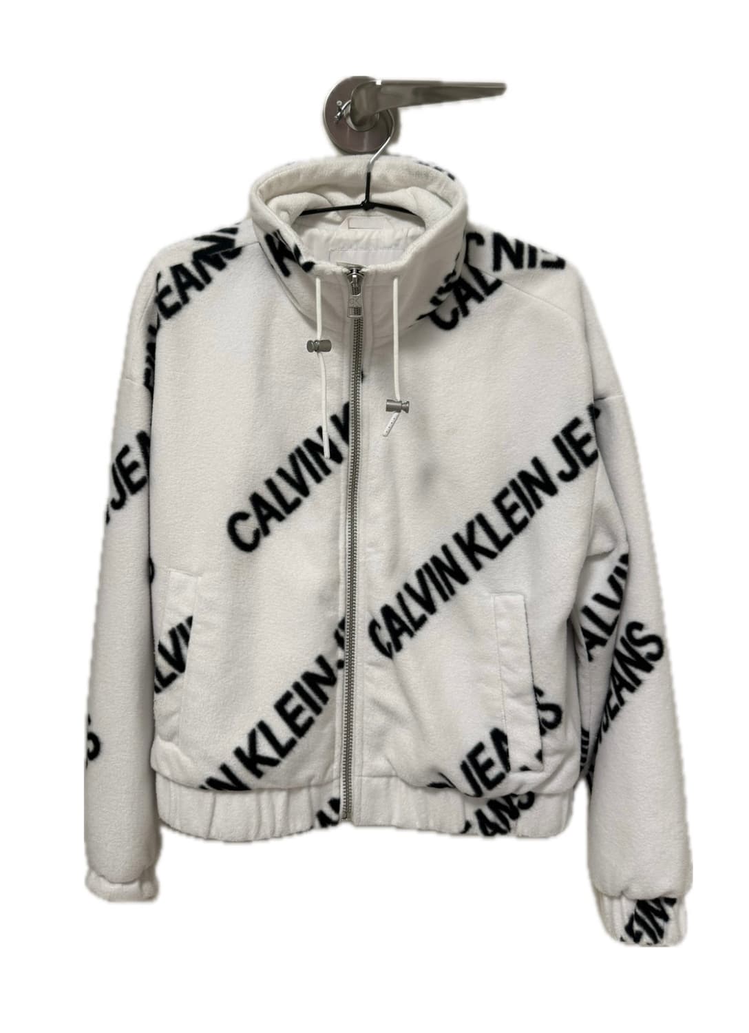 캘빈클라인 화이트 블랙 스펠아웃 모노그램 로고 후리스 상품이미지1