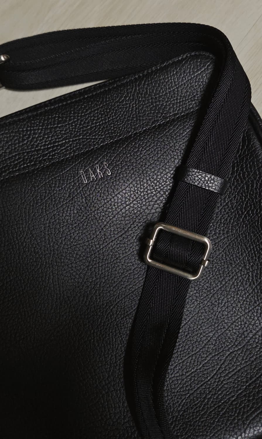 (착샷) 닥스 가죽 크로스백 블랙 Daks 상품이미지3