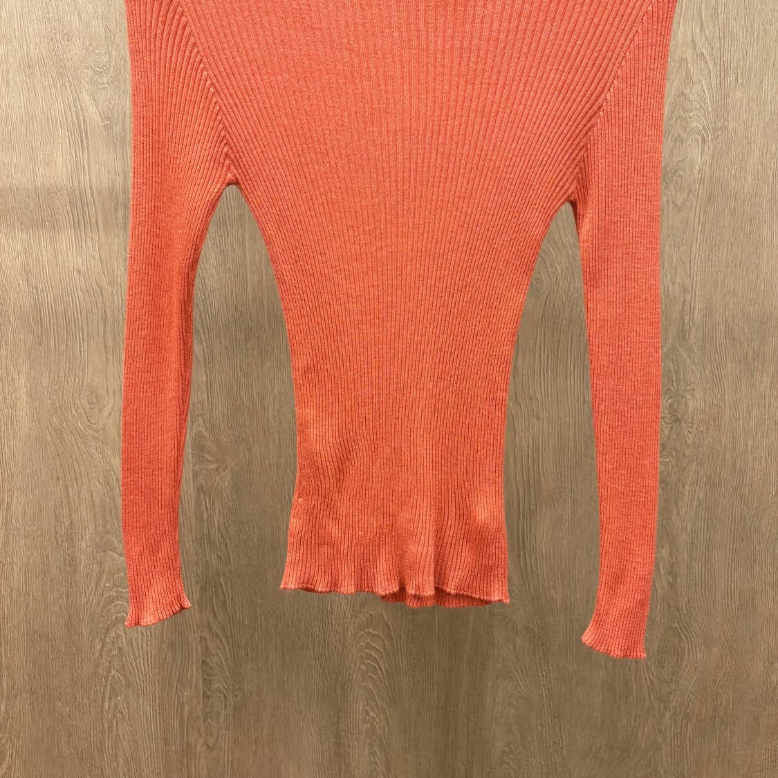 에르노 슬림핏 터틀넥 긴팔 니트 세로 리브 조직 내추럴 커팅 디테일 코랄 상품이미지5