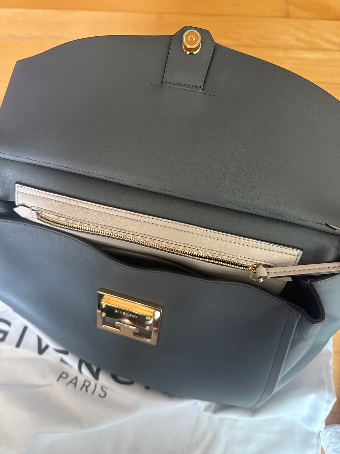 지방시 미스틱 토트백 라지 그레이 색상 100% 소가죽 정품 상품이미지5