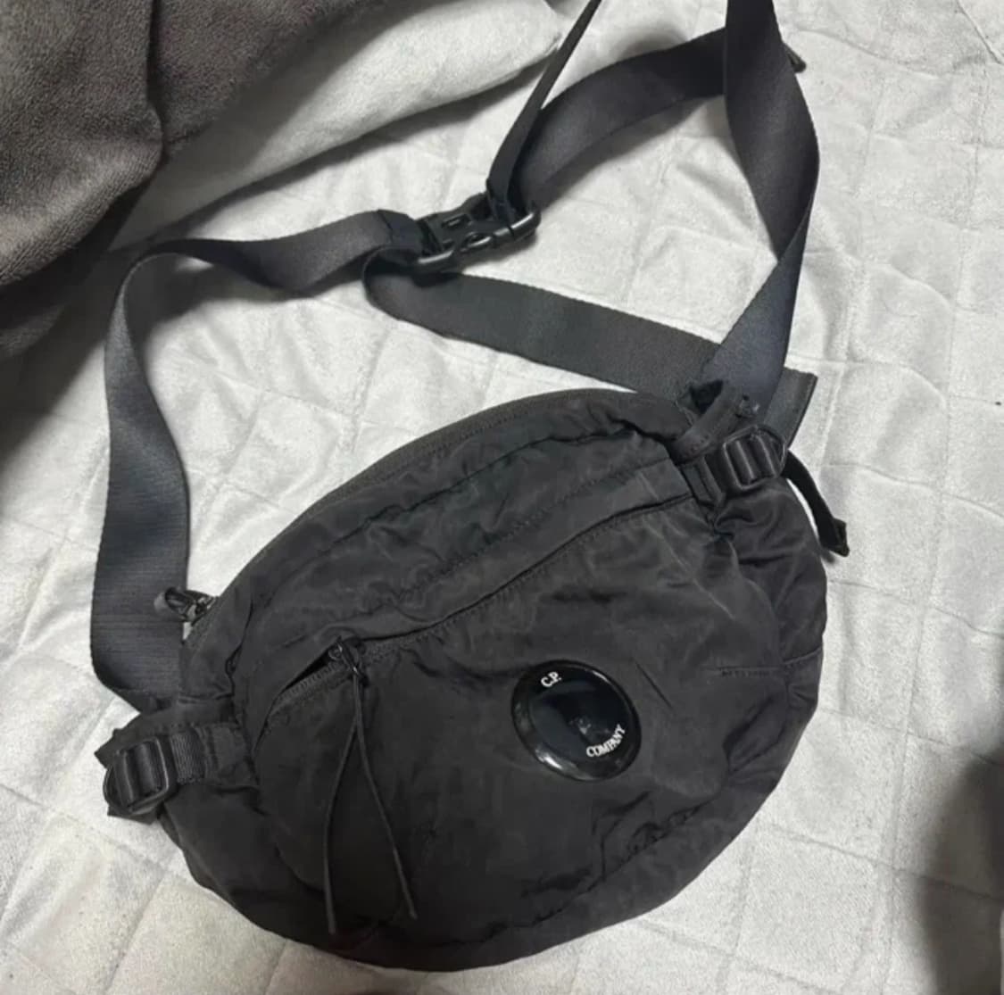 cp컴퍼니 가방 힙색 크로스백 블랙 상품이미지1