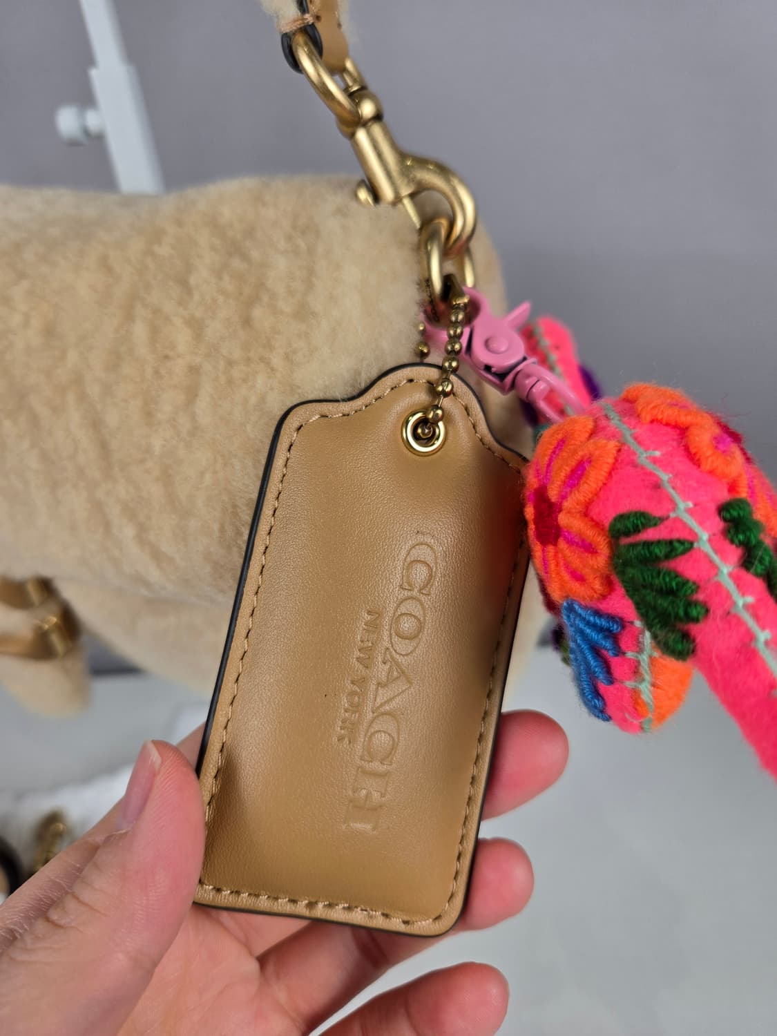 COACH 코치 시어링 필로우 태비 18 웜 뉴트럴 백 가방 정품 양털 상품이미지5