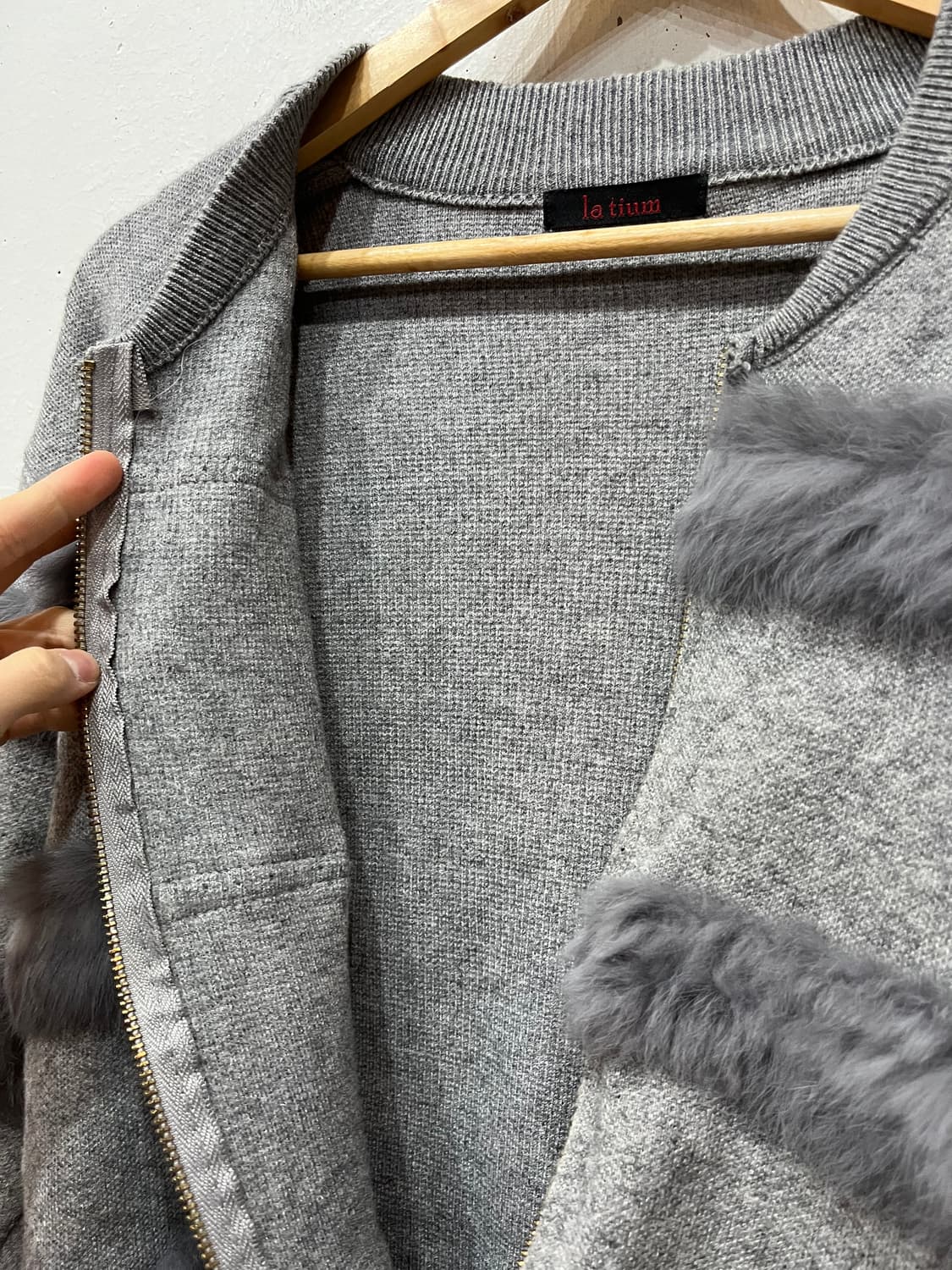 la tium 래빗퍼 트리밍 니트집업  상품이미지5