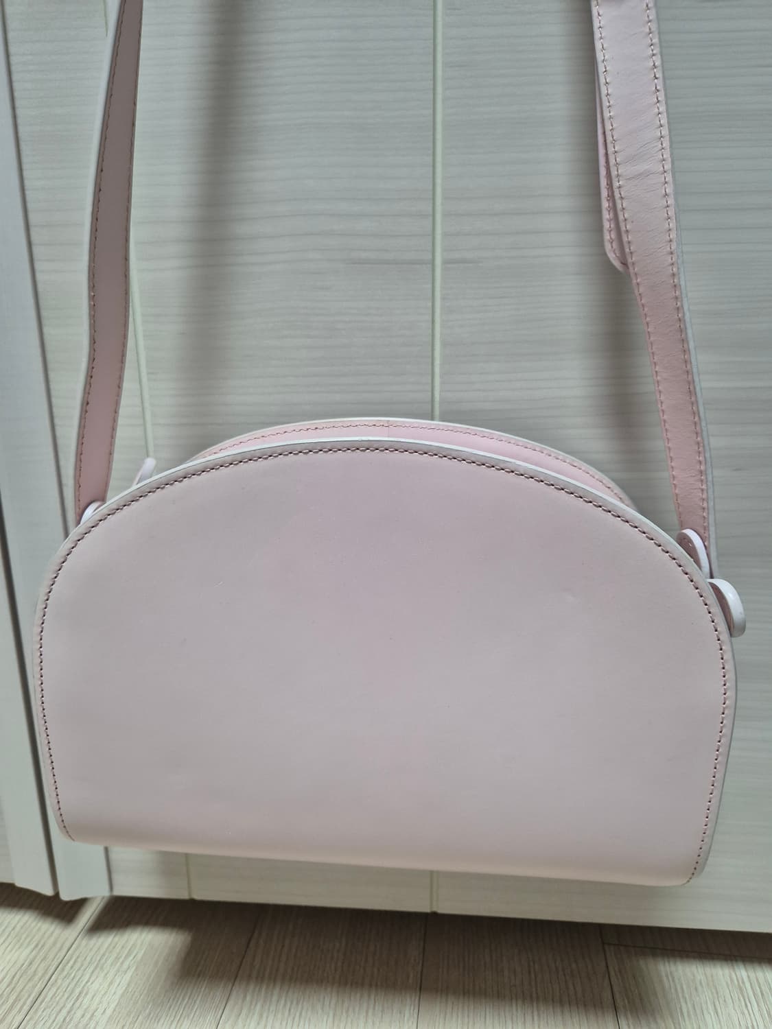 (정품) 아페쎄 A.P.C 하프문 크로스백 우유핑크 상품이미지5