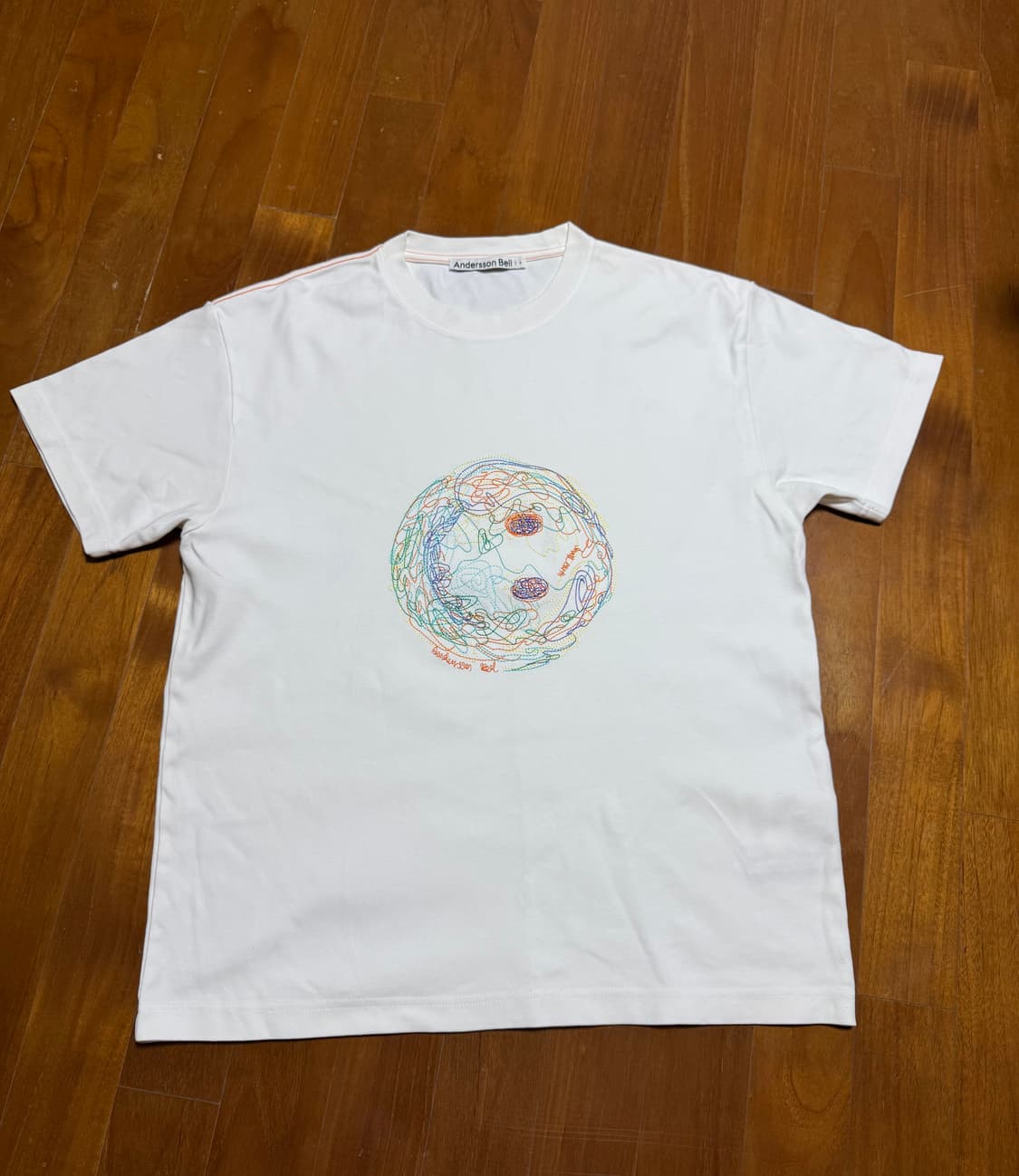 [S] 앤더슨벨 유니섹스 스마일 어스 엠보더리 티셔츠 화이트 상품이미지2