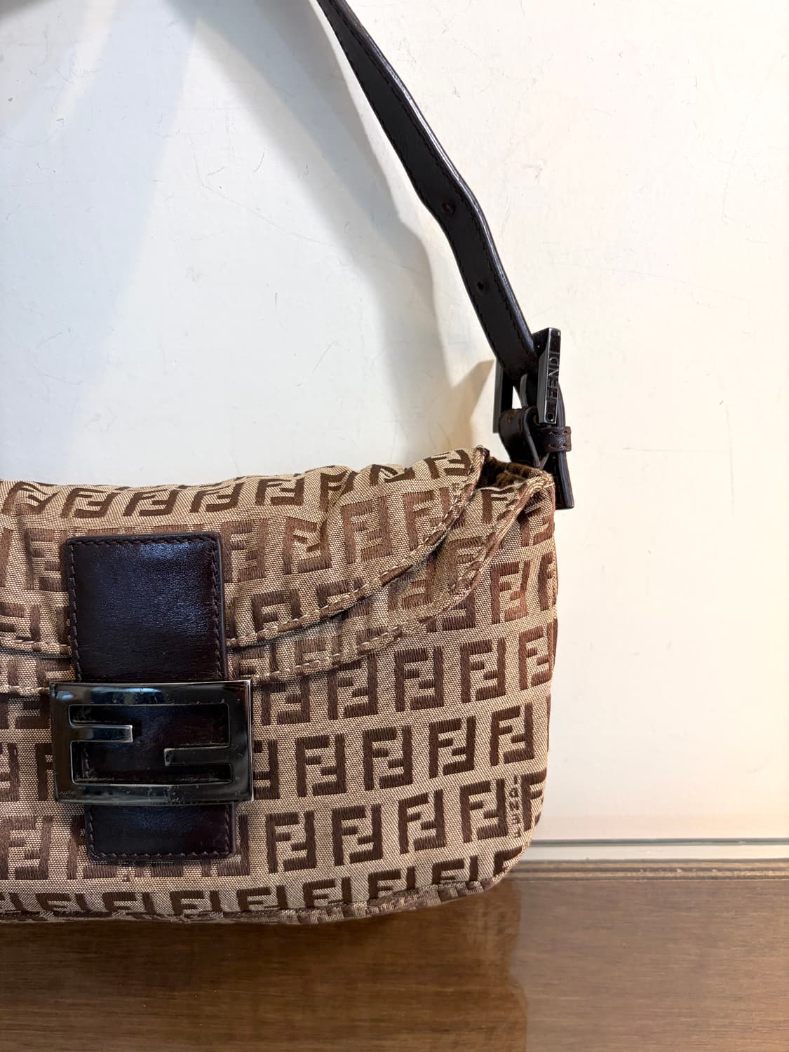 펜디 주키노 더블 플랩 바게트 백 상품이미지3