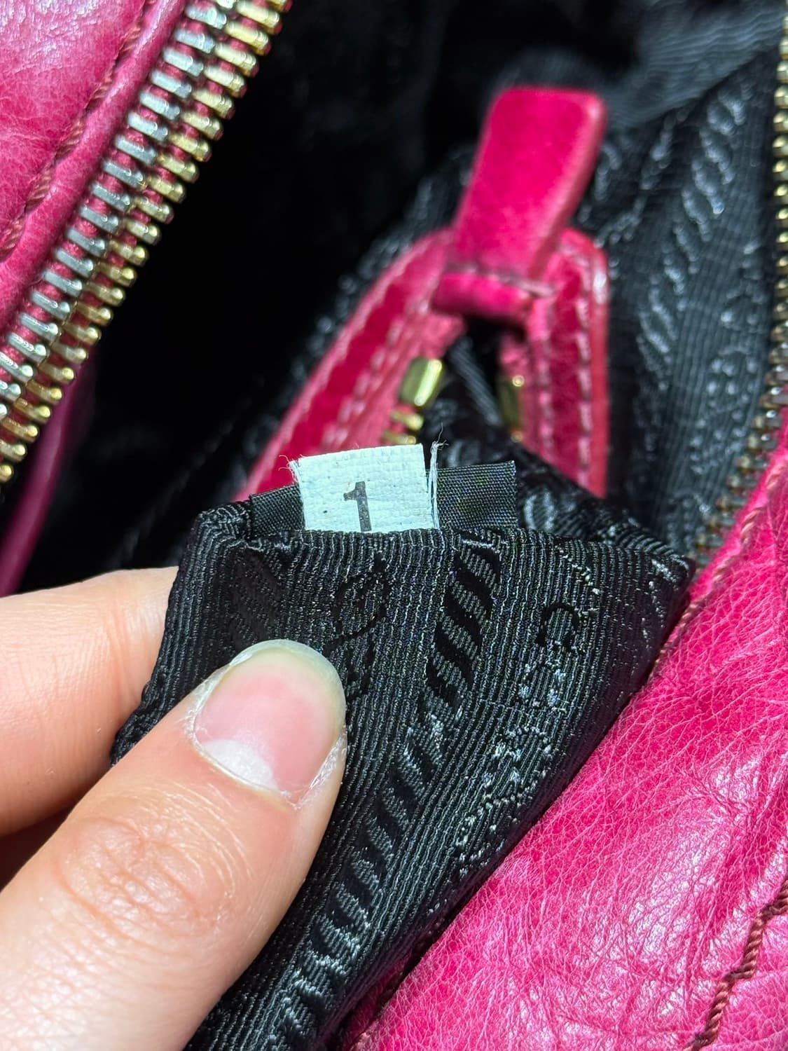 프라다 푸시아 비텔로 샤인 레더 탑핸들 크로스백 상품이미지9