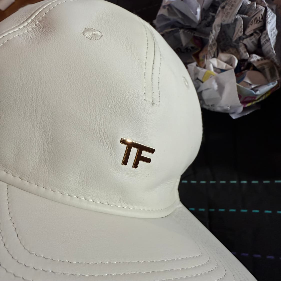 톰포드 23 S/S 금장 TF 로고 레더 볼캡 판매 합니다. 상품이미지9