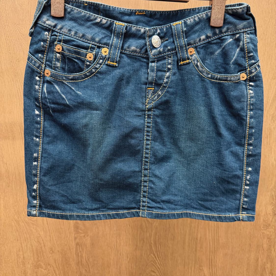리바이스 코튼 미니 스커트 플랩 포켓 레드 로고 탭 디테일 H라인 진청 상품이미지5