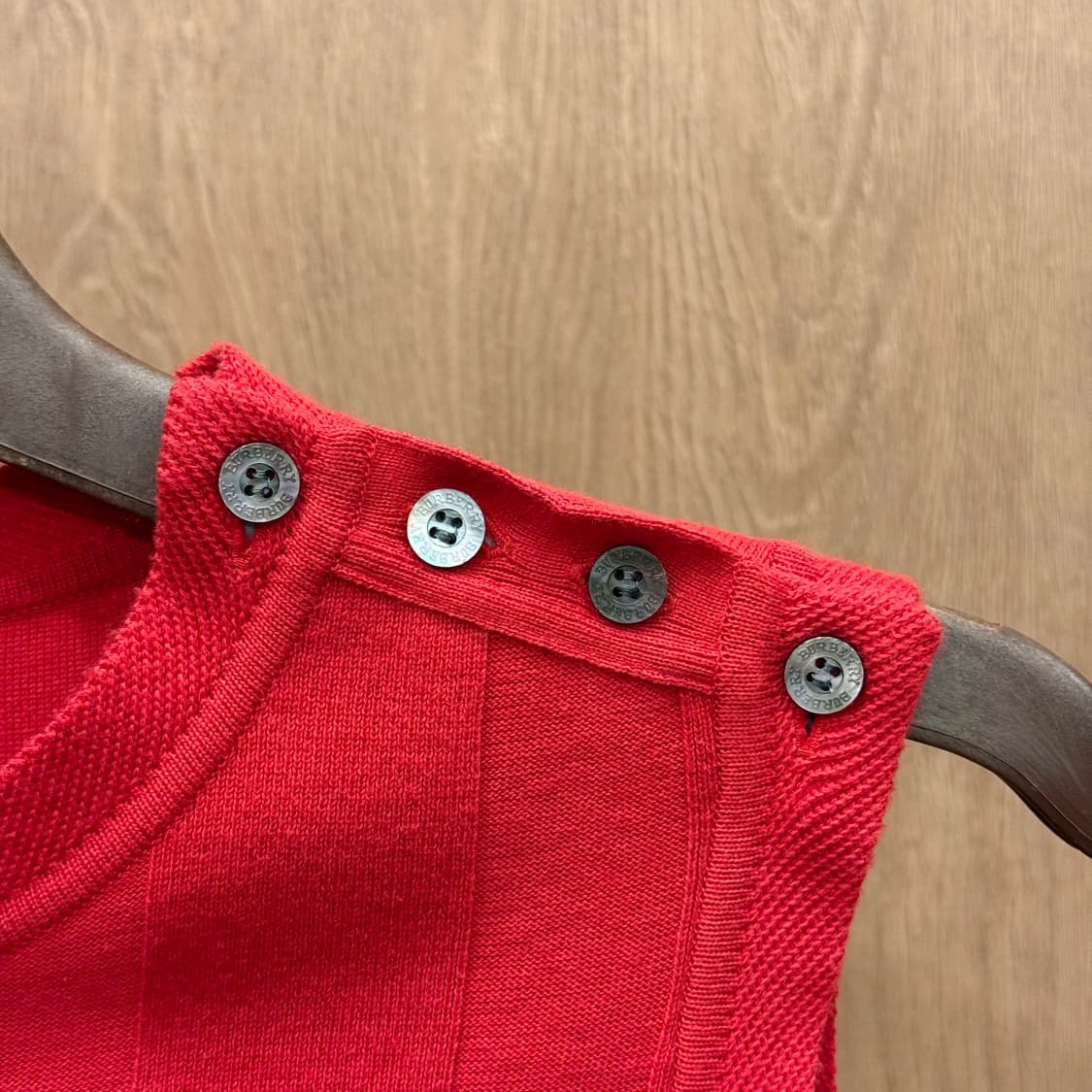 버버리 골프 슬리브리스 민소매 니트 4버튼 디테일 슬림핏 레드 상품이미지6