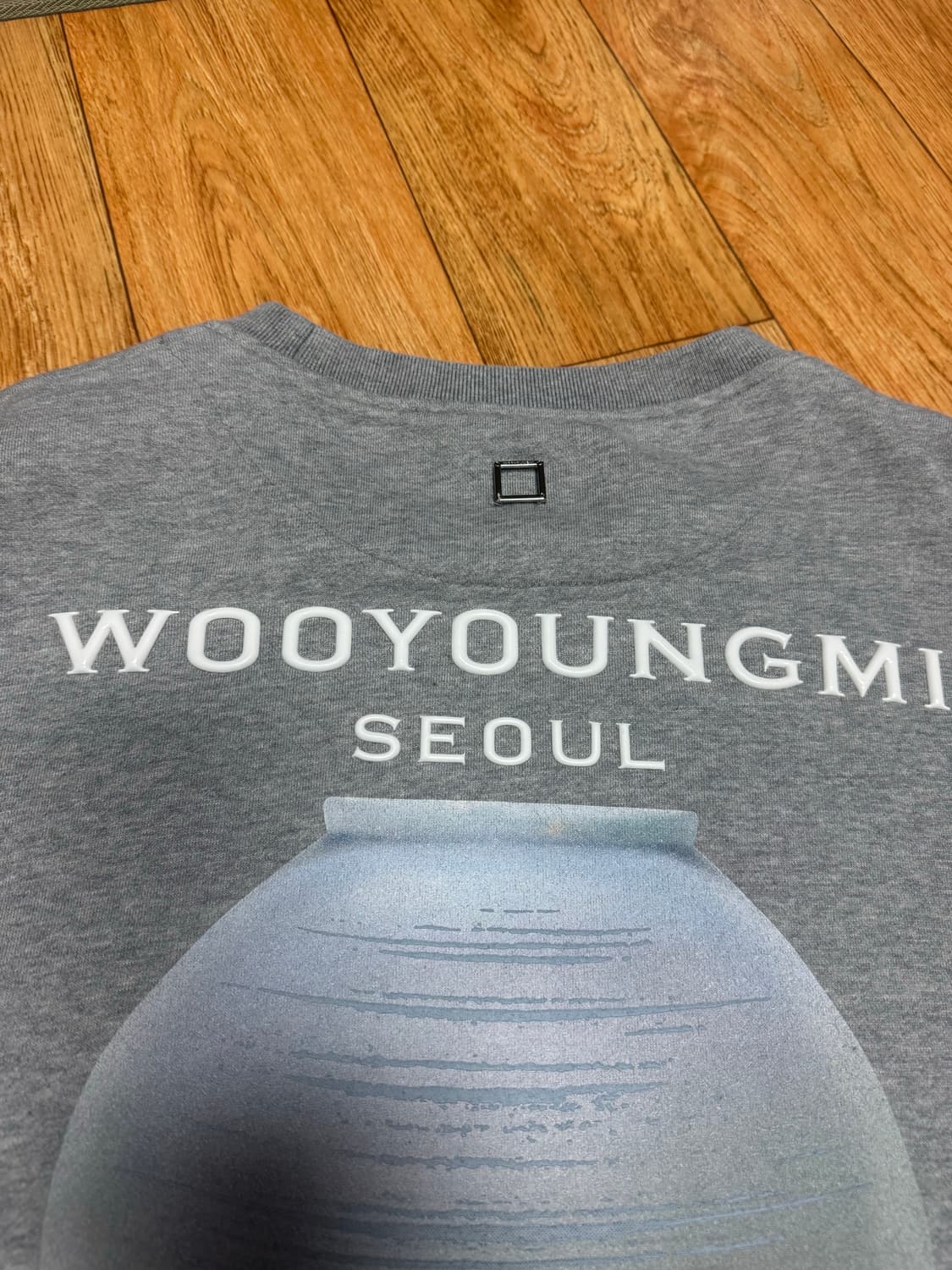 우영미 청자 백로고 스웨트셔츠 그레이 - 23FW 상품이미지5