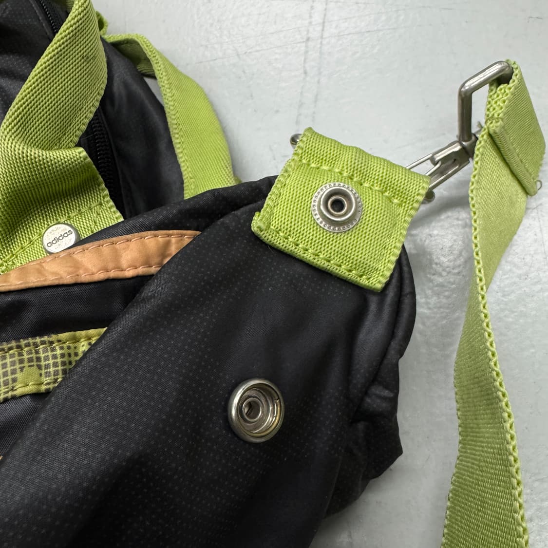 아디다스 00s 올드스쿨 유광 크로스백 상품이미지4