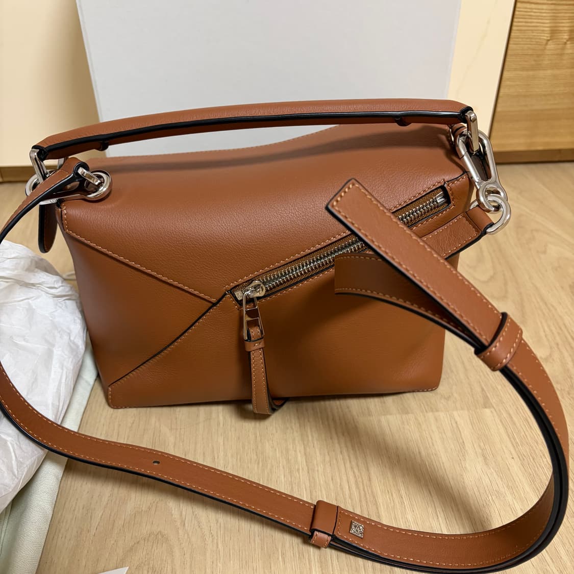 로에베 퍼즐백 스몰 탠 컬러 상품이미지4