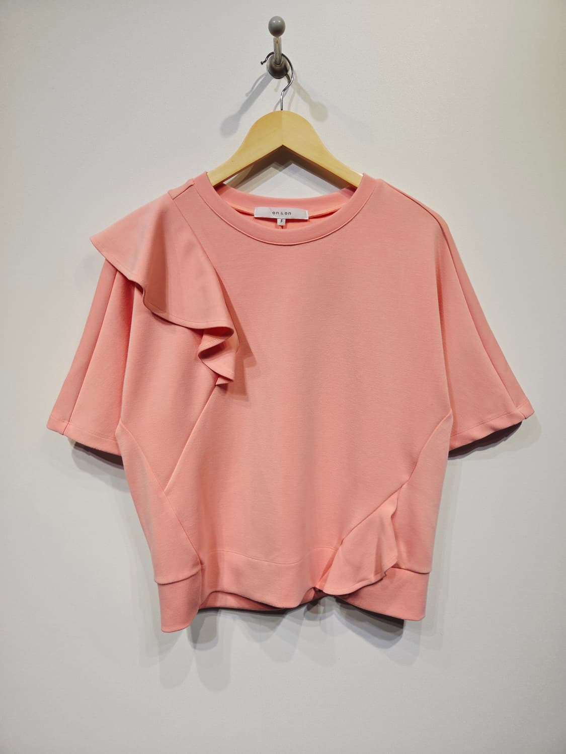 on & on 온앤온 핑크 러플 포인트 반팔티 상품이미지2