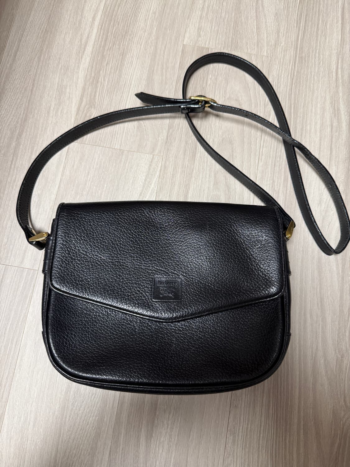 정품 버버리 블랙 가죽 크로스백 상품이미지1