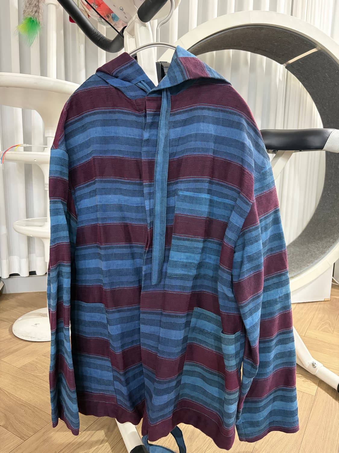 로에베 폴라 이비자 캡슐 컬렉션 블루 버건디 스트라이프 파카 상품이미지1