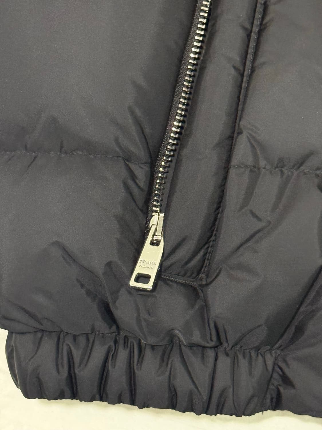 [48] 프라다 리나일론 숏패딩 블랙(SGB112) 상품이미지3