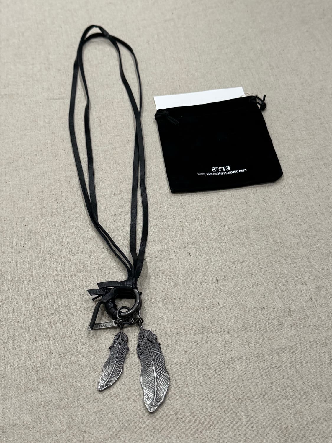 요지야마모토 레더 페더 목걸이 상품이미지1