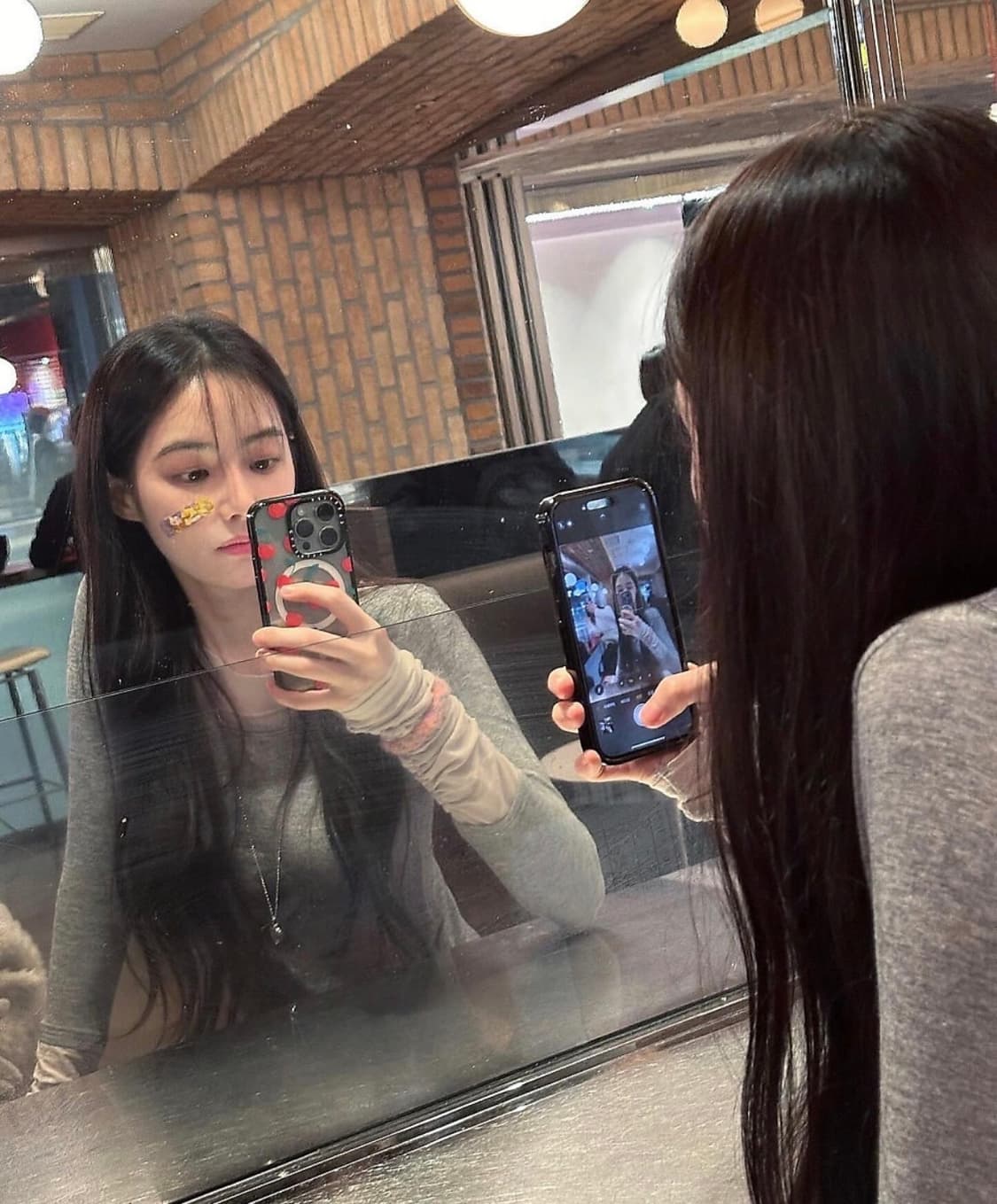 (있지 류진, 모델 홍수주 착용) 스컬프터 레이어드 긴팔 티셔츠 상품이미지9