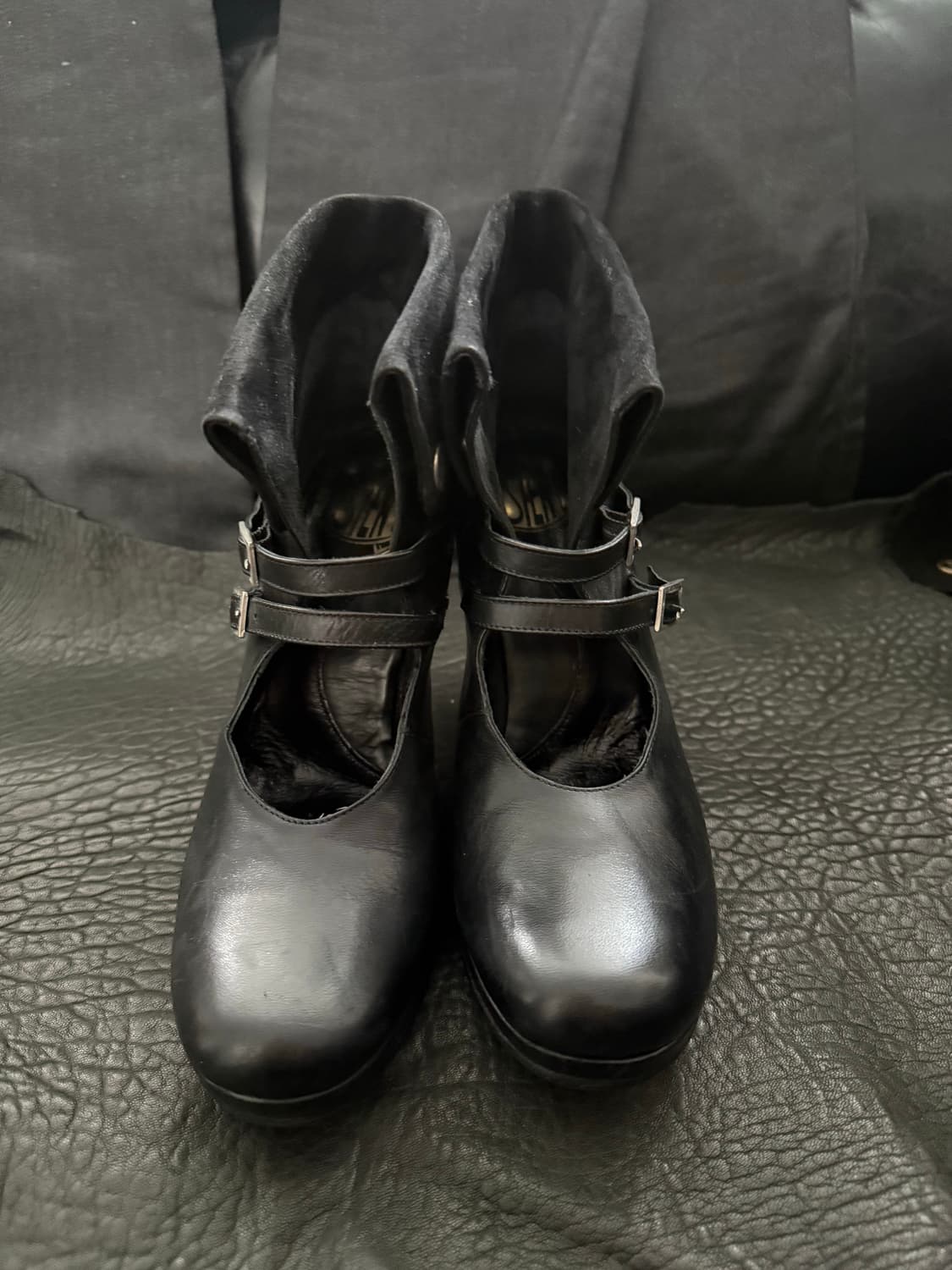 rare* john fluevog 프론트 버클 하트 힐 앵클부츠 상품이미지3