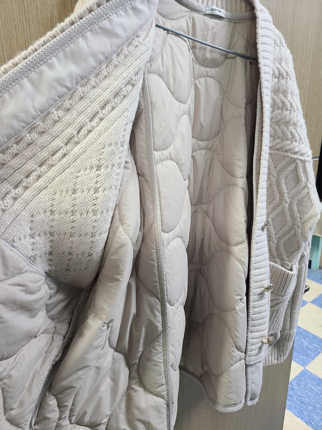 시스템 아이보리 색상 꽈배기 니트 패딩 상품이미지6