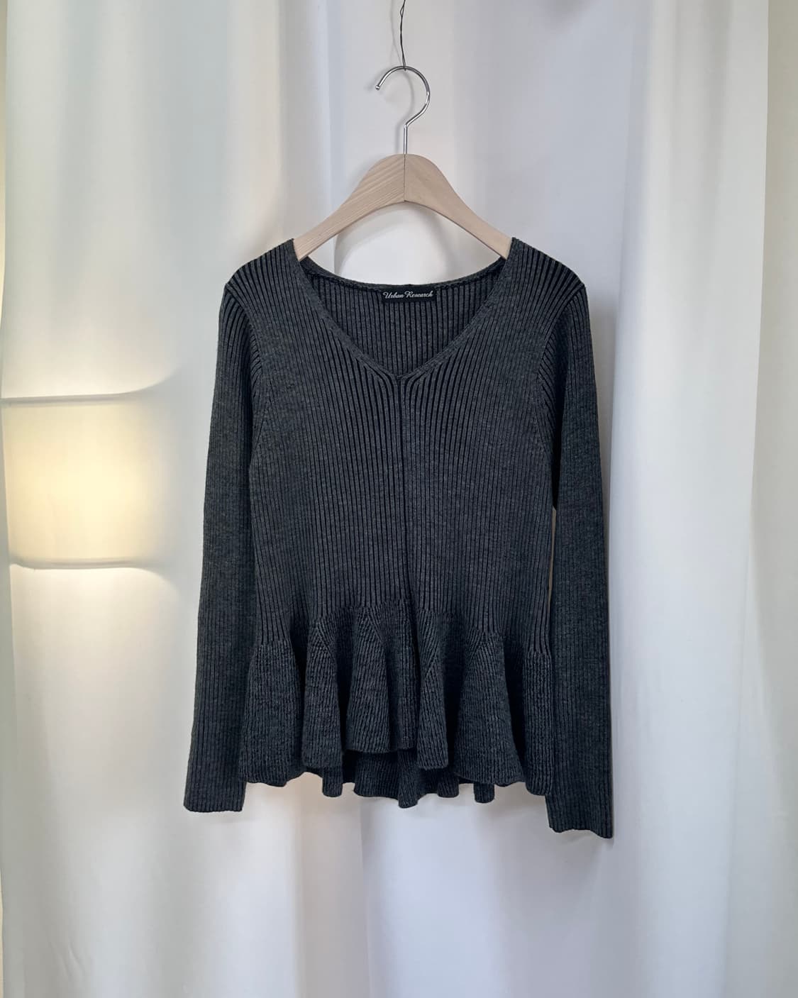 [URBAN RESEARCH] v-neck peplum knit 상품이미지1