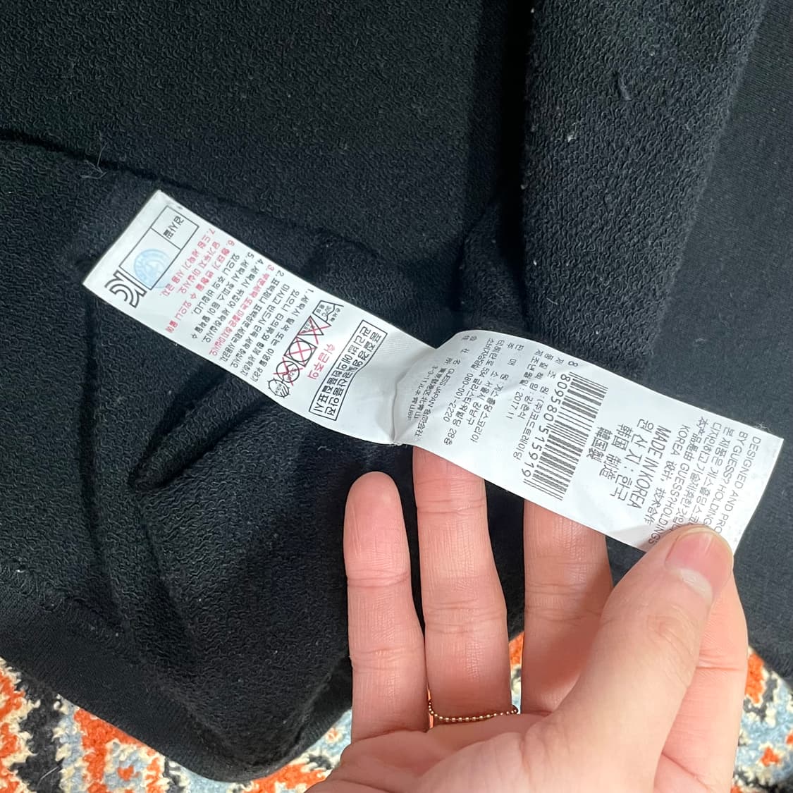 게스 스펠로고 블랙 오버핏 맨투맨 여성FREE 상품이미지6