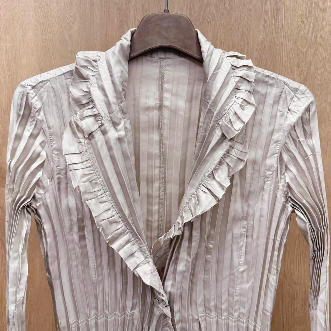 스페치오 플리츠 프릴 블라우스 스트라이프 텍스처 슬림핏 베이지 상품이미지4