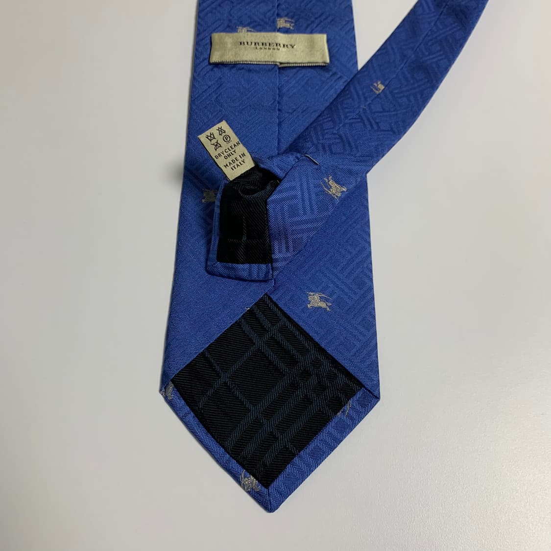 버버리(BURBERRY) 블루컬러 모노그램 신형 명품넥타이 최상급 상품이미지7